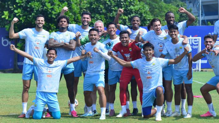 FOTO BERSAMA - Para pemain Persib di sela latihan di Lapangan Pendamping Gelora Bandung Lautan Api (GBLA), Kota Bandung.