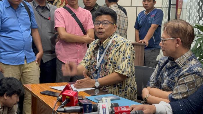 BERI KETERANGAN - Pengacara Don Ritto, Handika Honggowongso saat memberikan keterangan pers di Gedung Jampidsus Kejagung, Jumat (17/7/2026).