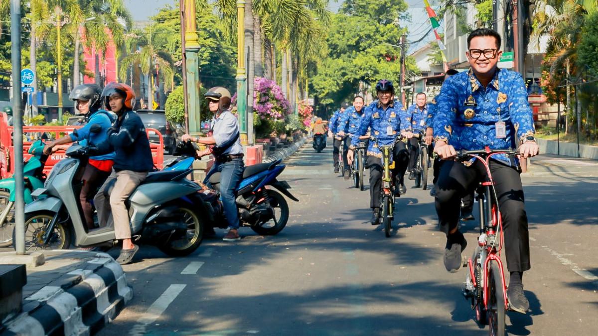 HAMENANG GOWES - Bupati Klaten Hamenang Wajar Ismoyo bersama jajaran Setda Kabupaten Klaten menggunakan sepeda setelah kegiatan Sambung Rasa Kelurahan Kabupaten, Klaten Tengah, Klaten, Jumat (17/7/2026).
