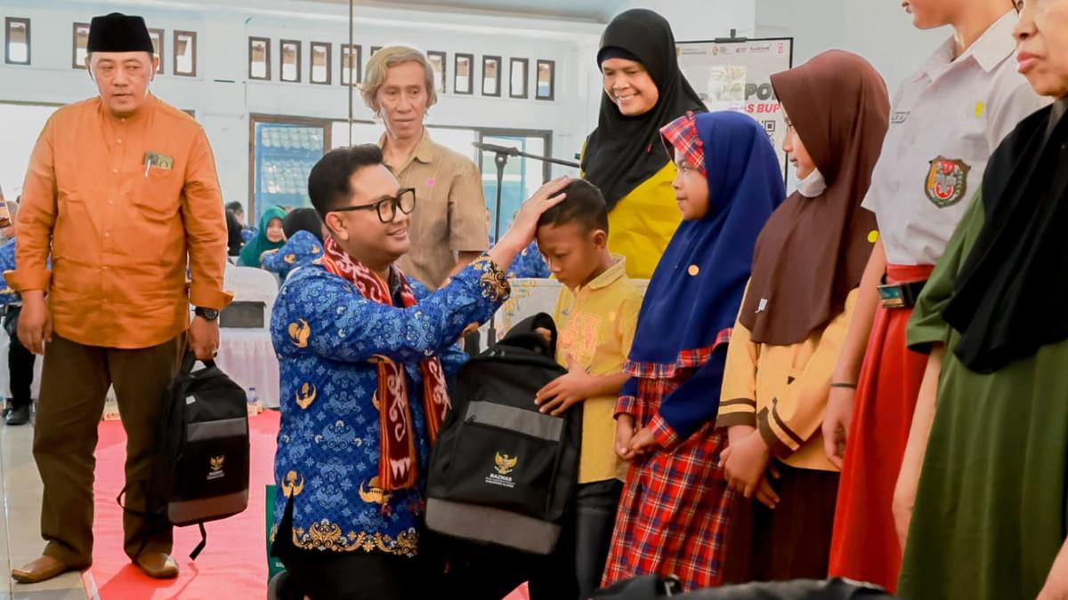 SAMBUNG RASA KLATEN - Bupati Klaten Hamenang Wajar Ismoyo menyerahkan bantuan kepada warga penerima manfaat dalam kegiatan Sambung Rasa di Kelurahan Kabupaten, Klaten Tengah, Jumat (17/7/2026).