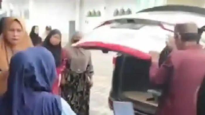 PENEMUAN BAYI - Sejumlah warga berkumpul menyaksikan proses evakuasi jenazah bayi yang ditemukan di toilet masjid di Kelurahan Lapai, Kecamatan Ngapa, Kabupaten Kolaka Utara (Kolut), Sulawesi Tenggara (Sultra). Jasad bayi tersebut dilarikan ke puskesmas terdekat dengan menggunakan ambulans, oleh warga setempat,Sabtu (18/7/2026) pagi.
