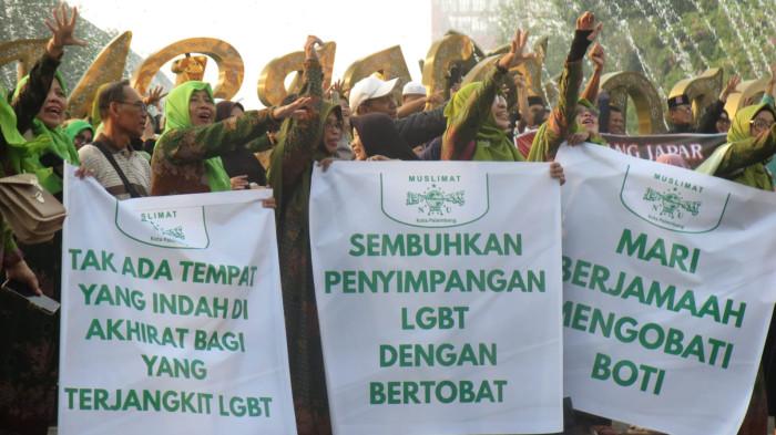 Ratusan warga dari berbagai elemen masyarakat mengikuti aksi damai tolak LGBTQ