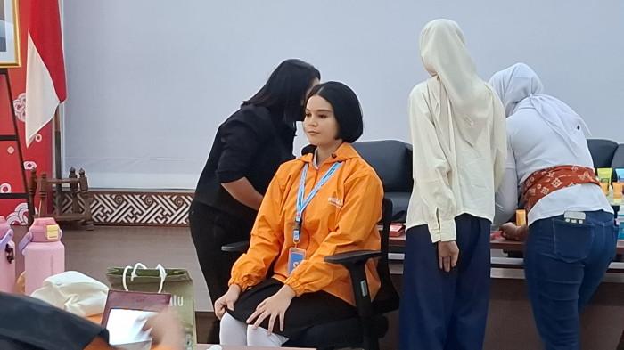 Calon Paskibraka Nasional 2026 - Sebanyak 76 Calon Pasukan Pengibar Bendera Pusaka (Paskibraka) Tingkat Pusat atau Nasional belajar merawat wajah dalam Kelas Kepribadian yang digelar di Pusat Pengembangan Sumber Daya Manusia (PPSDM) Kemendikdasmen, Depok, Jawa Barat pada Minggu (19/7/2026).