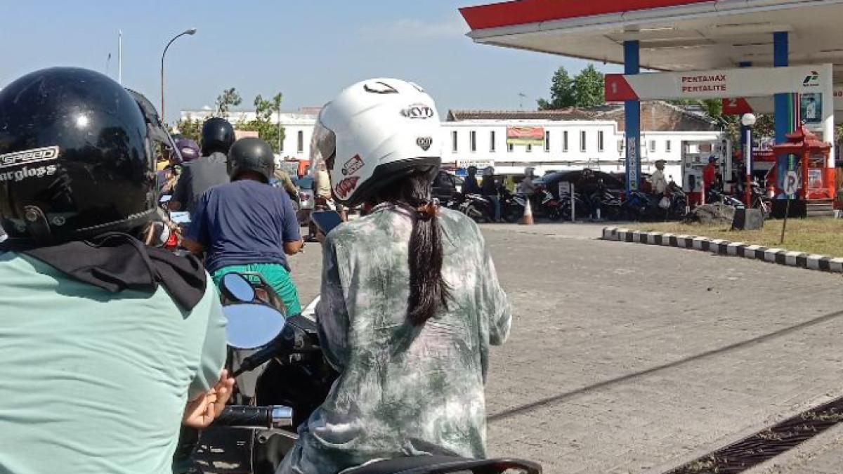 UPDATE HARGA BBM - Potret antrean pembelian Pertalite di SPBU Brumbung, Wonogiri, Jawa Tengah pada Minggu (19/7/2026). Antrean roda rua tampak mengular, bahkan mendekati jalan raya.