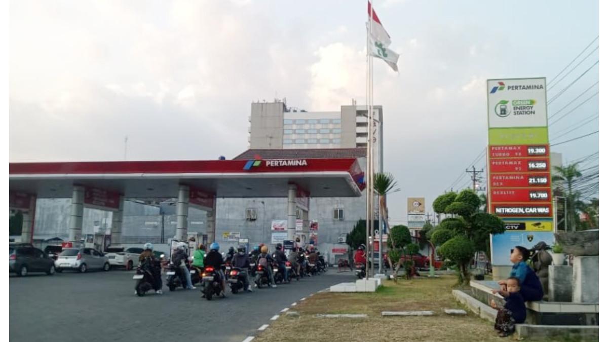 UPDATE BBM HARI INI - Suasana SPBU Solo Baru, Grogol, Sukoharjo, Jawa Tengah hari Sabtu (18/7). Antrean di Pertalite masih mengular di jam sore menjelang malam.