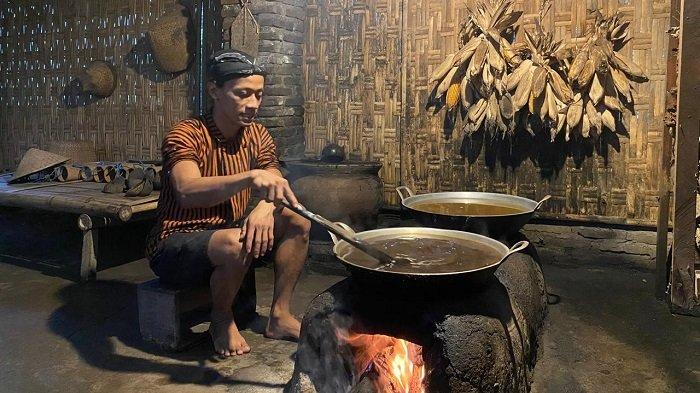 GUBUK KOPI: Agus Prayitno, pemilik Gubuk Kopi di Dusun Sendaren, Desa Karangrejo, Magelang, Jawa Tengah. Selain menjadi tempat bersantai, Gubuk Kopi juga berfungsi sebagai pabrik pengolahan gula kelapa tradisional yang menggunakan metode warisan turun-temurun.