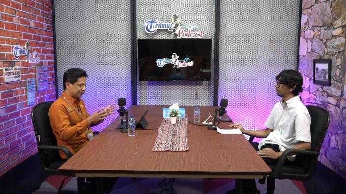 PODCAST - Kepala Badan Pusat Statistik (BPS) Provinsi Sulawesi Utara, Watekhi, saat berbincang dalam podcast bersam Tribun Manado di Studio Tribun Manado, Manado. Dalam kesempatan tersebut, ia membahas pelaksanaan Sensus Ekonomi 2026, perjalanan karier, serta pentingnya integritas, disiplin, dan komunikasi data statistik kepada masyarakat.