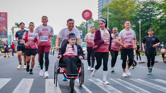 EVENT LARI - Gubernur Jateng Ahmad Luthfi bersama ribuan peserta mengikuti Sukoharjo Spektakuler Run 2026 di kawasan The Park Mall Solo Baru, Sukoharjo, Jawa Tengah, Minggu (19/7/2026). Maraknya event lari di berbagai daerah di Jawa Tengah mencerminkan meningkatnya kesadaran masyarakat akan gaya hidup sehat sekaligus menggerakkan sektor pariwisata dan UMKM lokal.