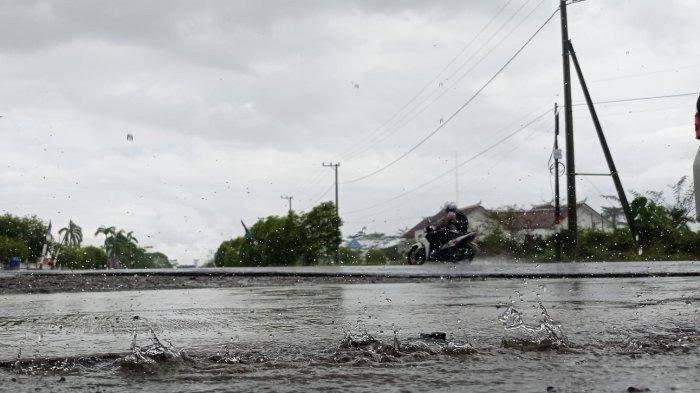 POTENSI HUJAN – Hujan intensitas lebat dan angin kencang diperkirakan menghampiri sebagian besar wilayah Kalimantan Utara, khususnya Tarakan, Nunukan, dan Malinau pada Senin 20 Juli 2026.