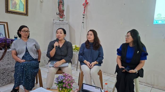 Para pemateri Light Talk Show bertajuk “Love Shouldn't Hurt: Growing with Respect, Healthy Relationships, Body Safety, and Responsible Choices” di Aula Pastoran Gereja Katolik Paroki Hati Kudus Yesus Karombasan, Kelurahan Karombasan Utara, Kecamatan Wanea, Kota Manado, Provinsi Sulawesi Utara, Minggu (19/7/2026).