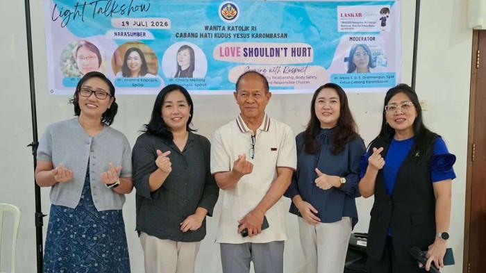 Pastor Paroki Hati Kudus Yesus Karombasan RP Herry Zet Purasa MSC diabadikan bersama Ketua WKRI Cabang Hati Kudus Yesus Karombasan dan para pemateri.