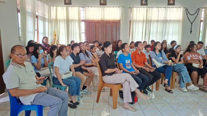 Pemaparan materi Light Talk Show bertajuk “Love Shouldn't Hurt: Growing with Respect, Healthy Relationships, Body Safety, and Responsible Choices” di Aula Pastoran Gereja Katolik Paroki Hati Kudus Yesus Karombasan, Kelurahan Karombasan Utara, Kecamatan Wanea, Kota Manado, Provinsi Sulawesi Utara, Minggu (19/7/2026).