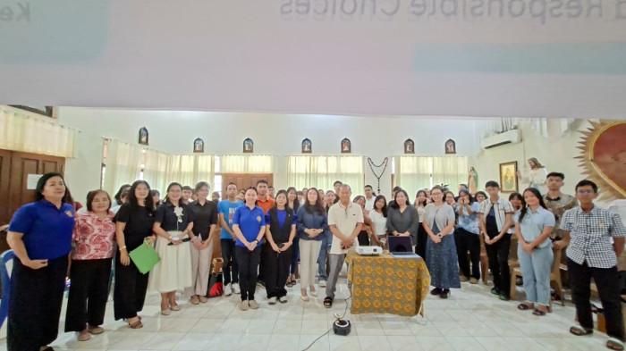 Foto bersama Pastor Paroki, panitia, para narasumber serta PPA dan OMK peserta Light Talk Show bertajuk “Love Shouldn't Hurt: Growing with Respect, Healthy Relationships, Body Safety, and Responsible Choices” di Aula Pastoran Gereja Katolik Paroki Hati Kudus Yesus Karombasan, Kelurahan Karombasan Utara, Kecamatan Wanea, Kota Manado, Provinsi Sulawesi Utara, Minggu (19/7/2026).