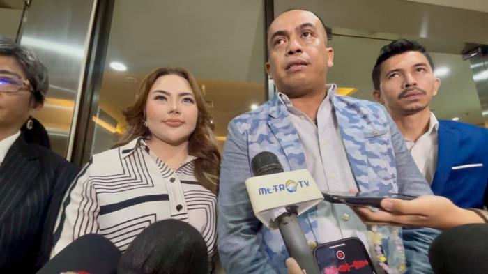 PENCEMARAN NAMA BAIK - Selebgram Lisa Mariana, ditemui usai menjalankan pemeriksaan sebagai tersangka di Bareskrim Polri, Jumat (24/10/2025). Dia diperiksa dalam kasus pencemaran nama baik mantan Gubernur Jawa Barat, Ridwan Kamil.