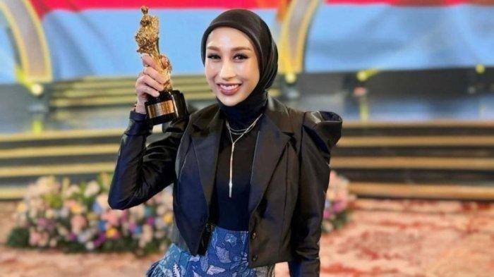ADUAN REZA GLADYS - Potret dr. Reza Gladys saat meraih penghargaan kategori Doctor Entrepreneur in Digital Marketing Strategy dalam ajang RA Kartini Award 2024, Jumat (28/6/2024).  Adukan Doktif ke DPR RI berujung penolakan, Reza Gladys diserang netizen