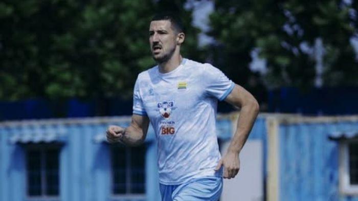 LATIHAN - Penyerang Persib Bandung, Balsa Sekulic, dalam sesi latihan di lapangan pendamping Stadion Gelora Bandung Lautan Api (GBLA), Kota Bandung, Jawa Barat, pada Minggu (12/7/2026).