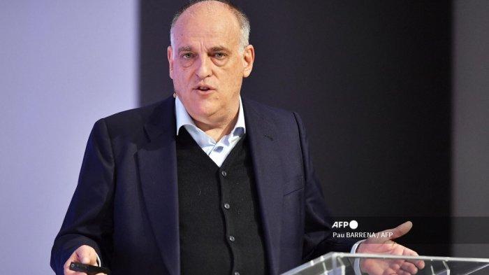 Presiden liga sepak bola Spanyol 'La Liga', Javier Tebas, berbicara saat mengikuti forum “Pertahanan Ekosistem Sepak Bola Eropa”, yang diselenggarakan oleh jurnal La Vanguardia, pada 16 Maret 2023 di Barcelona. Pau BARRENA / AFP