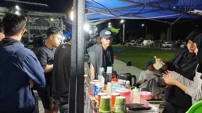 pelaku UMKM tengah melayani pembeli di sela nobar di Malinau