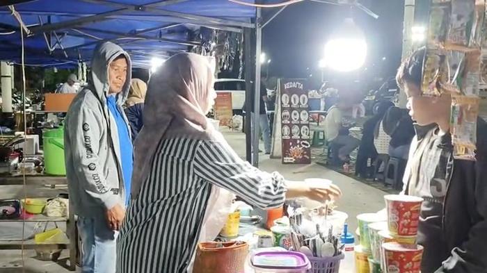 Tampak pelaku UMKM tengah melayani pembeli yang datang