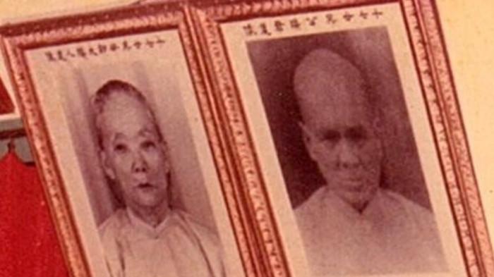 PENDIRI - Wu Rui Jin (kiri) bersama istrinya, Tjiu Tjin Hui, dalam foto lama yang disimpan keluarga. Pasangan ini tiba dan menetap di Enrekang pada 1906. Dari keluarga yang mereka bangun di tanah Massenrempulu, lahir generasi penerus Toko Baru, termasuk Ngo A Ngan Gozal atau Tuan Kepala yang lahir di Enrekang pada 1918. (Dok. Keluarga Gozal)