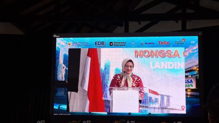 BERI SAMBUTAN - Direktur Utama PT Telkom Indonesia (Persero) Tbk, Dian Siswarini, saat memberikan sambutan dalam ceremony Nongsa-Changi Cable (NCC) di Nongsa Digital Park, Batam, Senin (20/7/2026).