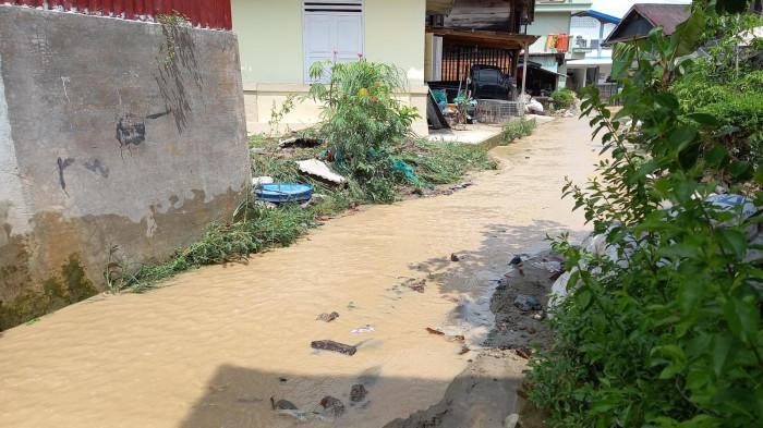 BANJIR DI AGAM- Penampakan banjir yang menggenangi rumah warga, Novitri Ulfah di Jorong Kubu, Nagari Sungai Batang, Kabupaten Agam, Senin (20/7/2026) siang. Ia menyebut banjir kembali terjadi, meski sempat surut sejak Minggu pagi.