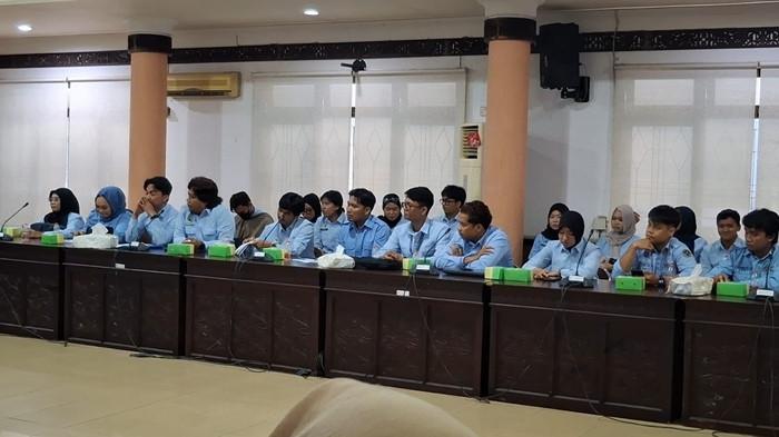 SAMPAIKAN PENJELASAN - Rapat Dengar Pendapat (RDP) menghadirkan Korwil SPPG dan Koordinator atau Ketua SPPG di Tarakan berlangsung di ruang utama DPRD Tarakan, Sabtu (18/7/2026) siang. TRIBUNKALTARA.COM/ANDI PAUSIAH