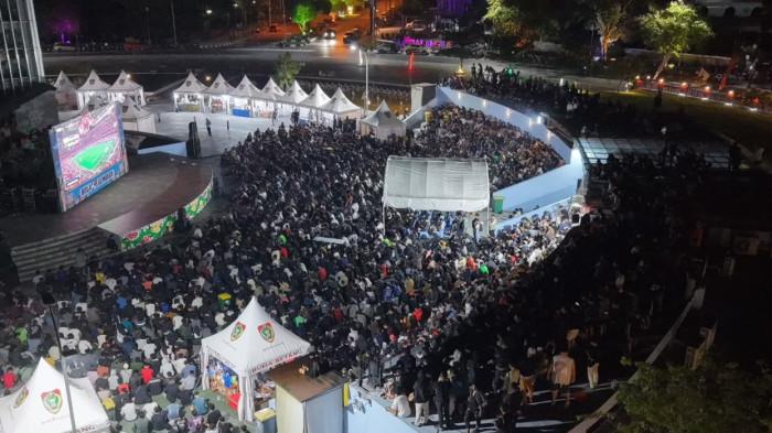 NOBAR PIALA DUNIA -  KADIN Indonesia memperkirakan penyelenggaraan Piala Dunia FIFA 2026 menghasilkan perputaran ekonomi langsung dan tidak langsung lebih dari Rp5,03 triliun. Dampak ekonomi tersebut berasal dari aktivitas penyiaran, periklanan, sponsorship, sektor HOREKA, nonton bareng, penjualan merchandise, hingga meningkatnya transaksi UMKM selama rangkaian turnamen berlangsung (HO)