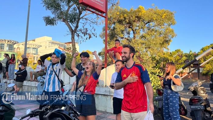 TURIS SPANYOL - Dua wisatawan asal Spanyol, Javi Roldan di Kota Manado 5