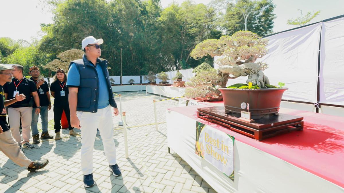 KONTES BONSAI NASIONAL - Bupati Klaten Hamenang Wajar Ismoyo meninjau sekaligus menyerahkan penghargaan kepada peserta Pameran dan Kontes Bonsai Nasional 2026 Panacea IV di Taman Kuliner RSUD Bagas Waras, Klaten, Minggu (19/7/2026).