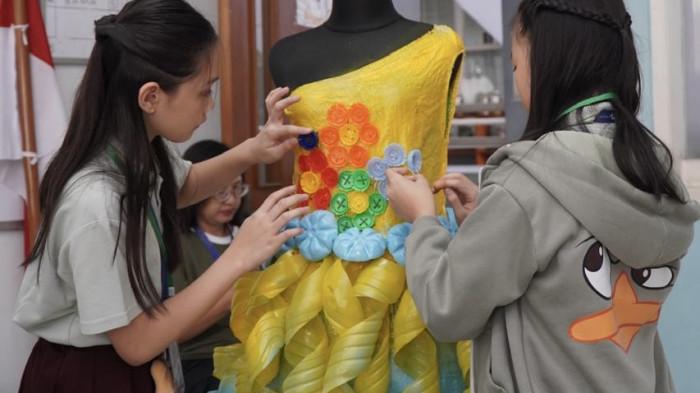 Hari kedua Aloysius Creativity Day (ACD) 2026. Kepedulian lingkungan diuji dalam Lomba Membuat Pakaian Daur Ulang, tempat anak-anak dari berbagai sekolah menyulap botol plastik dan tutup botol bekas menjadi kostum yang dihias sesuai imajinasi mereka.