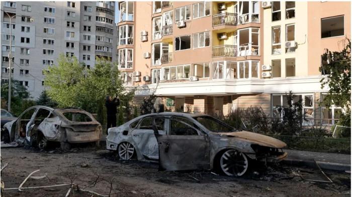 HANCUR- Mobil-mobil di Kiev, ibu kota Ukraina hangus terbakar setelah serangan udara Rusia, Sabtu (18/7/2026) malam. Presiden Ukraina, Volodymyr Zelensky menyebut serangan ini menjadi yang terbesar sejak pecahnya konflik pada 2022 silam.