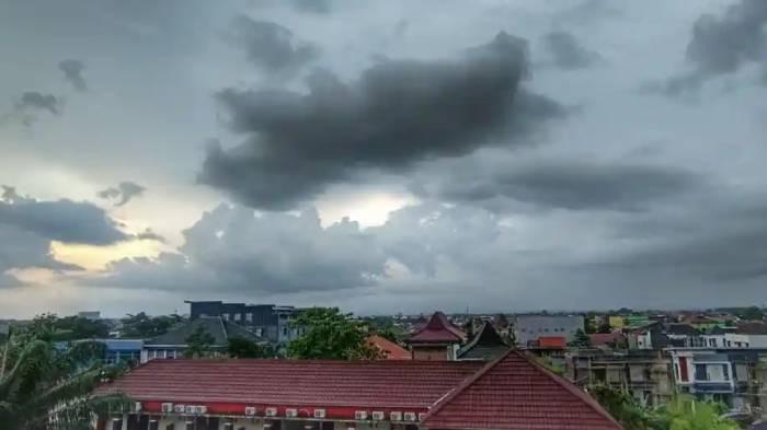 BERAWAN - Foto cuaca di kawasan kantor Tribun Network, Klodran, Colomadu, Karanganyar, Jawa Tengah. Simak prakiraan cuaca Surabaya hari ini, Senin (15/6/2026). Didominasi berawan.