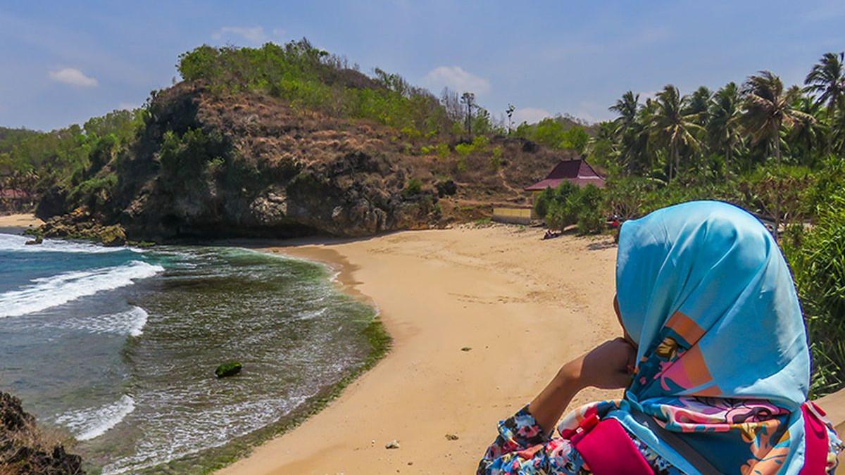 Pantai Srau, satu pantai ramah anak di Pacitan yang bisa masuk itinerary liburanmu.