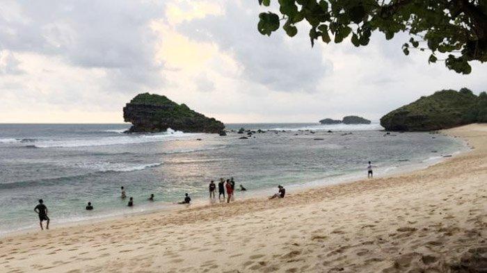 Pantai Watu Karung, satu pantai ramah anak di Pacitan yang bisa masuk itinerary liburanmu.