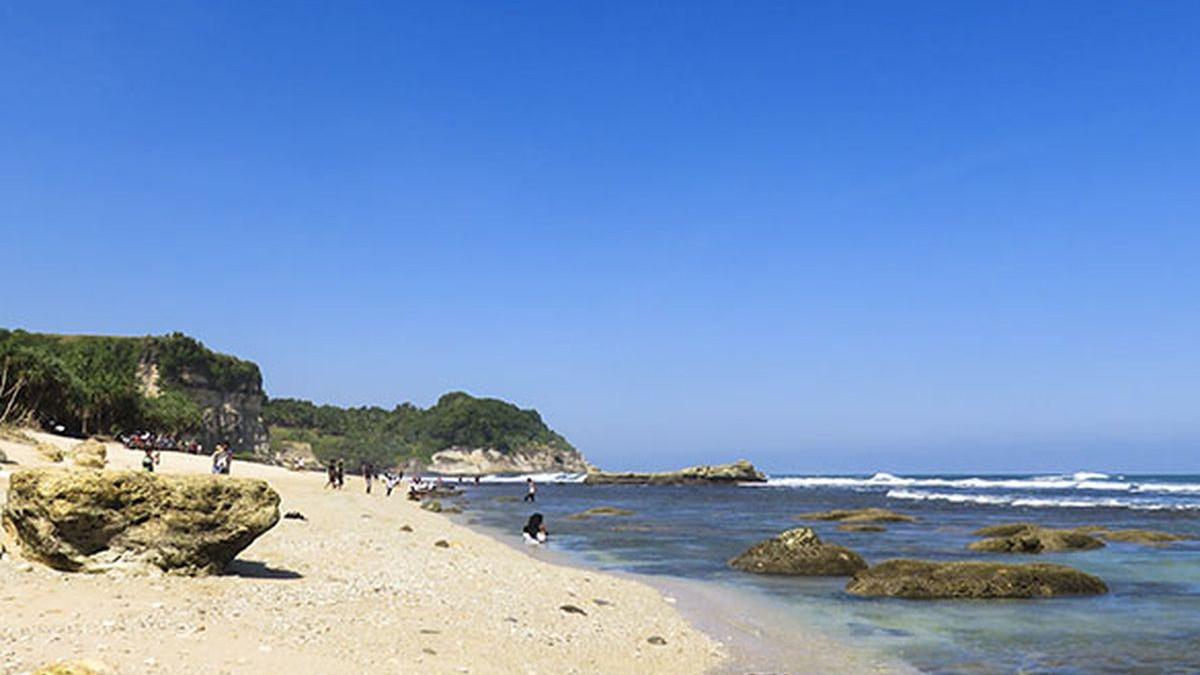Pantai Buyutan, satu pantai ramah anak di Pacitan yang bisa masuk itinerary liburanmu.