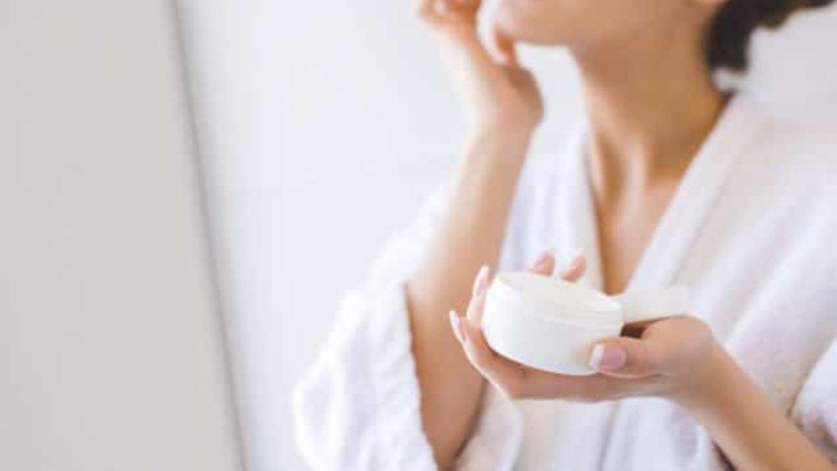 Ilustrasi menggunakan moisturizer.