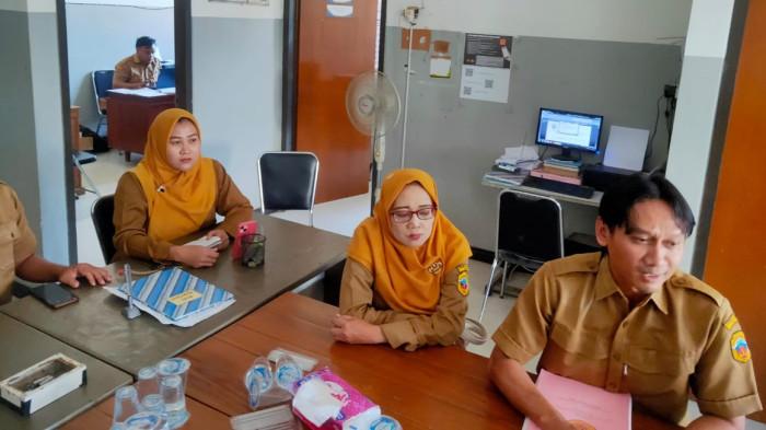 BERI KLARIFIKASI - Jajaran Pemdes Trangkil, Kecamatan Trangkil, Pati, memberikan klarifikasi mengenai isu pemotongan bantuan santunan kematian yang dilakukan oknum perangkat desa. Klarifikasi mereka berikan di kantor desa setempat, Senin (20/7/2026), usai isu tersebut viral di media sosial.