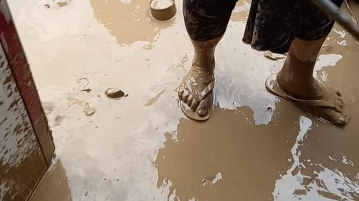 SISA BANJIR- Kondisi rumah warga yang dipenuhi lumpur sisa banjir di Nagari Sungai Batang, Kecamatan Tanjung Raya, Kabupaten Agam, Senin (20/7/2026).