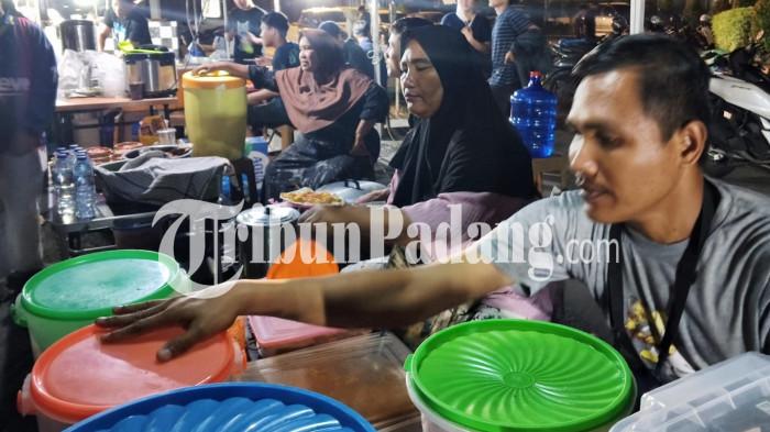 PEDAGANG- Belasan stan UMKM melayani ribuan pengunjung yang memadati Halaman Kantor Gubernur Sumbar saat nonton bareng final Piala Dunia 2026 antara Spanyol melawan Argentina di Padang, Senin (20/7/2026) dini hari.
