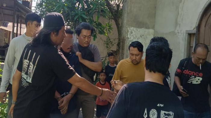 PAMAN CABULI PONAKAN - Buronan berinisial SG (45) saat diamankan polisi di kawasan Tanjung Hulu, Pontianak Timur, Pontianak pada Jumat 17 Juli 2026. Ia diduga mencabuli keponakannya sebanyak enam kali dan kabur dari kejaran polisi.