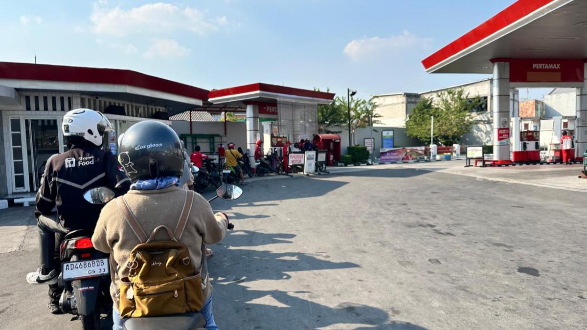 Pantauan di SPBU Banyuagung Solo Sabtu (18/7/2026) menunjukkan antrean kendaraan untuk pengisian Pertalite masih terlihat ramai. Banyak warga di Karanganyar masih belum berminat ganti ke motor listrik.