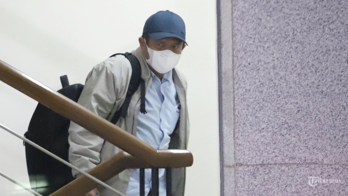 OTT KPK - Bupati Lombok Barat Lalu Ahmad Zaini tiba untuk menjalani pemeriksaan usai terjaring operasi tangkap tangan (OTT) di Gedung KPK, Jakarta, Senin (20/7/2026) malam. Komisi Pemberantasan Korupsi (KPK) mengamankan Bupati Lombok Barat Lalu Ahmad Zaini bersama enam orang lainnya dalam operasi tangkap tangan yang digelar di wilayah Kabupaten Lombok Barat, Nusa Tenggara Barat. TRIBUNNEWS/IRWAN RISMAWAN
