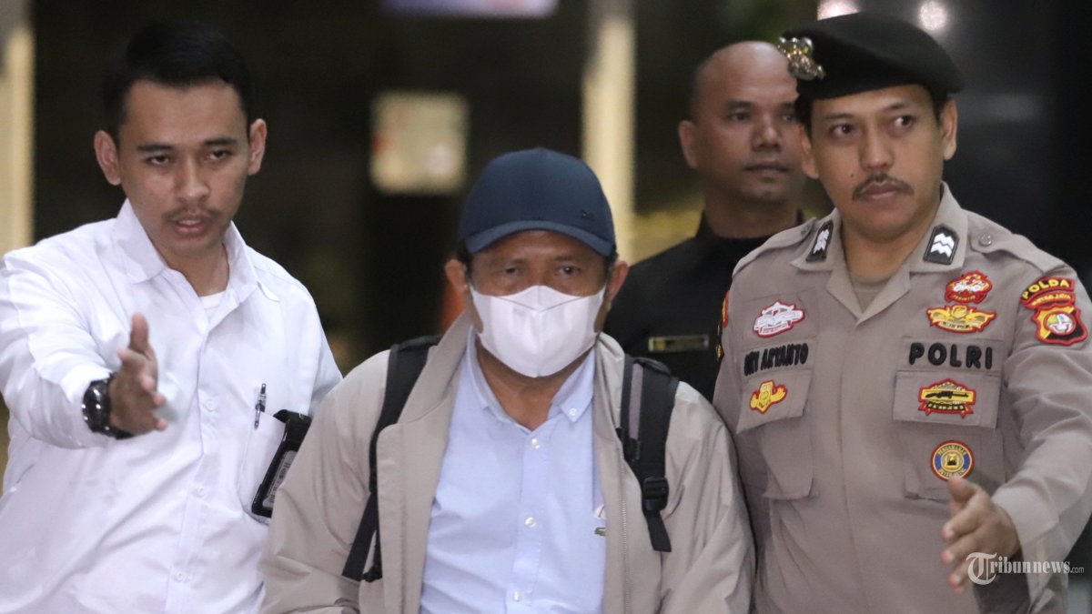 OTT KPK - Bupati Lombok Barat Lalu Ahmad Zaini tiba untuk menjalani pemeriksaan usai terjaring operasi tangkap tangan (OTT) di Gedung KPK, Jakarta, Senin (20/7/2026) malam. Komisi Pemberantasan Korupsi (KPK) mengamankan Bupati Lombok Barat Lalu Ahmad Zaini bersama enam orang lainnya dalam operasi tangkap tangan yang digelar di wilayah Kabupaten Lombok Barat, Nusa Tenggara Barat. TRIBUNNEWS/IRWAN RISMAWAN
