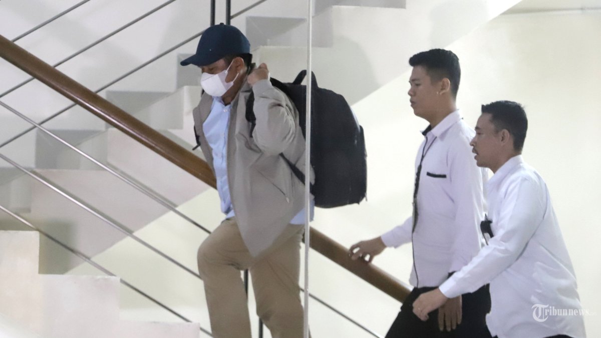 OTT KPK - Bupati Lombok Barat Lalu Ahmad Zaini tiba untuk menjalani pemeriksaan usai terjaring operasi tangkap tangan (OTT) di Gedung KPK, Jakarta, Senin (20/7/2026) malam. Komisi Pemberantasan Korupsi (KPK) mengamankan Bupati Lombok Barat Lalu Ahmad Zaini bersama enam orang lainnya dalam operasi tangkap tangan yang digelar di wilayah Kabupaten Lombok Barat, Nusa Tenggara Barat. TRIBUNNEWS/IRWAN RISMAWAN