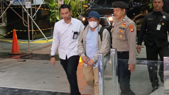 BUPATI LOMBOK BARAT - Bupati Lombok Barat Lalu Ahmad Zaini tiba di Gedung Merah Putih KPK, Jakarta Selatan, Senin (20/7/2026) malam. Kedatangan ini menandai proses hukum lanjutan pasca-operasi tangkap tangan yang menyeret sang kepala daerah dalam dugaan korupsi proyek lelang.
