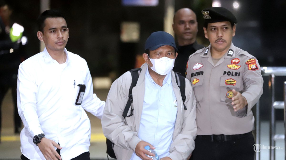 OTT KPK - Bupati Lombok Barat Lalu Ahmad Zaini tiba untuk menjalani pemeriksaan usai terjaring operasi tangkap tangan (OTT) di Gedung KPK, Jakarta, Senin (20/7/2026) malam. Komisi Pemberantasan Korupsi (KPK) mengamankan Bupati Lombok Barat Lalu Ahmad Zaini bersama enam orang lainnya dalam operasi tangkap tangan yang digelar di wilayah Kabupaten Lombok Barat, Nusa Tenggara Barat. TRIBUNNEWS/IRWAN RISMAWAN
