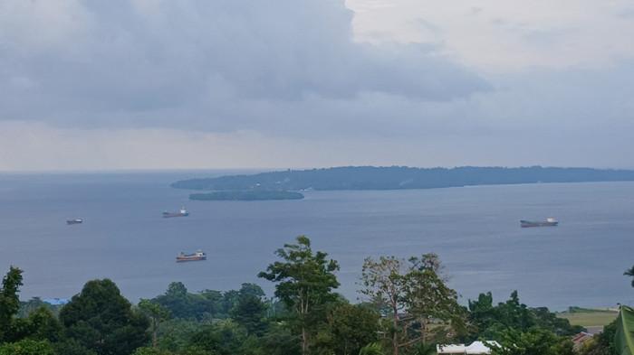 CUACA MENDUNG - Tampak dari Soribo cuaca mendung di sekitar Pulau Mansinam Kabupaten Manokwari, Papua Barat, Sabtu (31/1/2026). BMKG memprediksi sebagian besar wilayah Kabupaten Manokwari akan berawan pada Minggu (1/2/2026).
