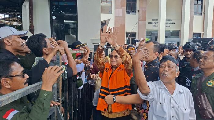 SAPA LOYALIS - Bupati nonaktif Pati, Sudewo, menyapa dan menyalami para loyalis usai menjalani sidang lanjutan di Pengadilan Tindak Pidana Korupsi (Tipikor) Semarang, Senin (20/7/2026)/TRIBUNJATENG/REZANDA AKBAR D.
