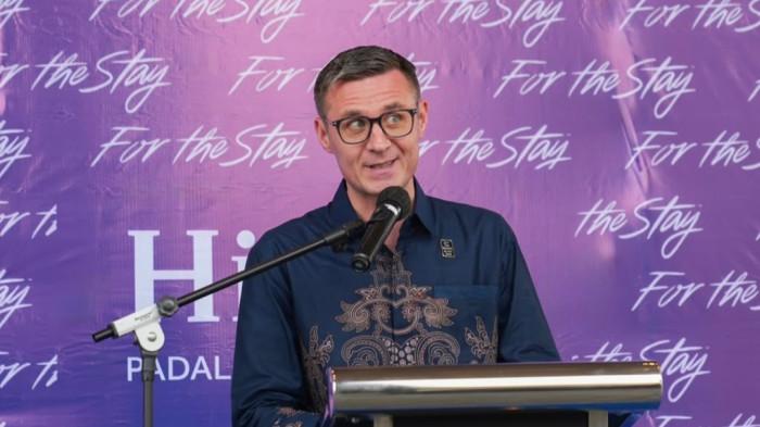 SIMON BENDER - Simon Bender, General Manager Hilton Padalarang Bandung